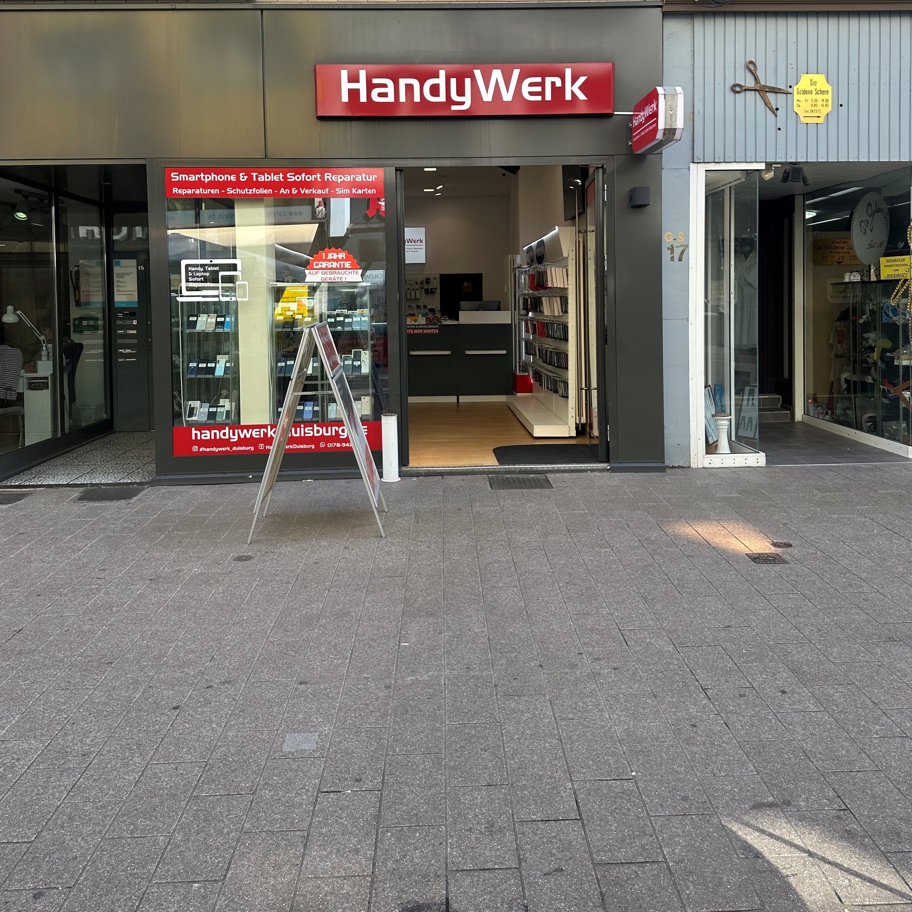 Schaufenster von Handywerk Duisburg mit Servicehinweisen
