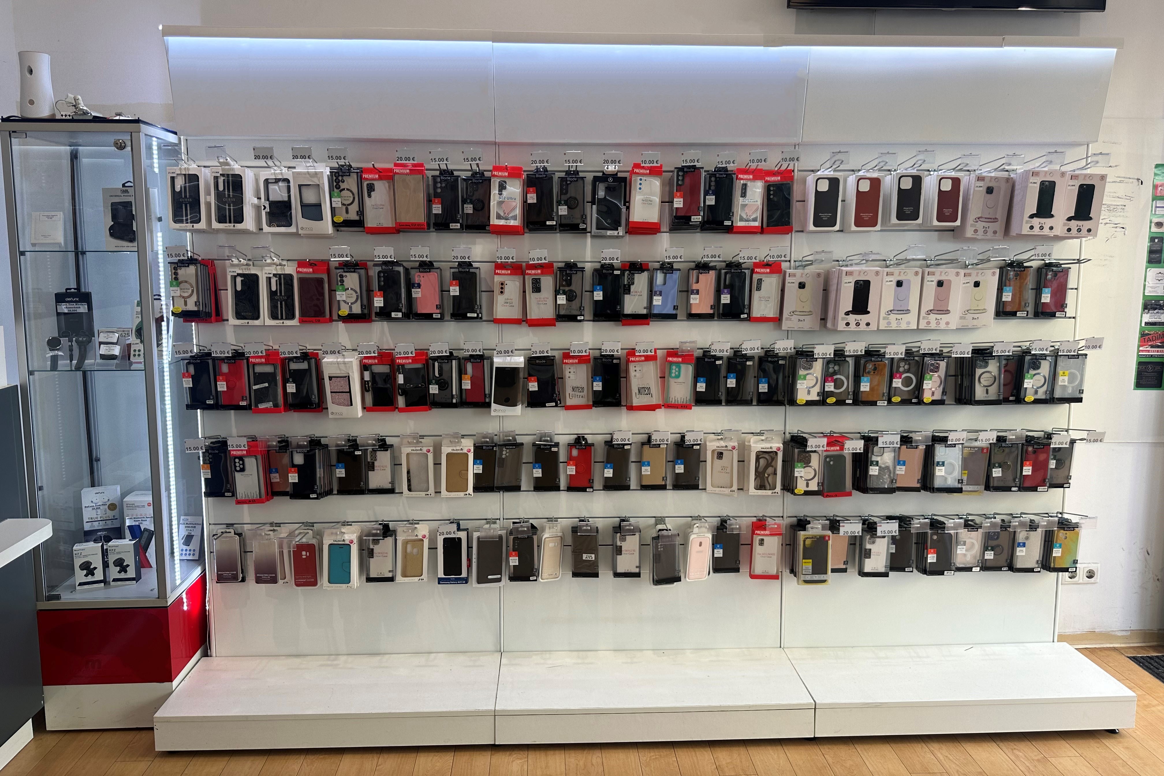 Auswahl an Smartphone-Schutzhüllen im Regal