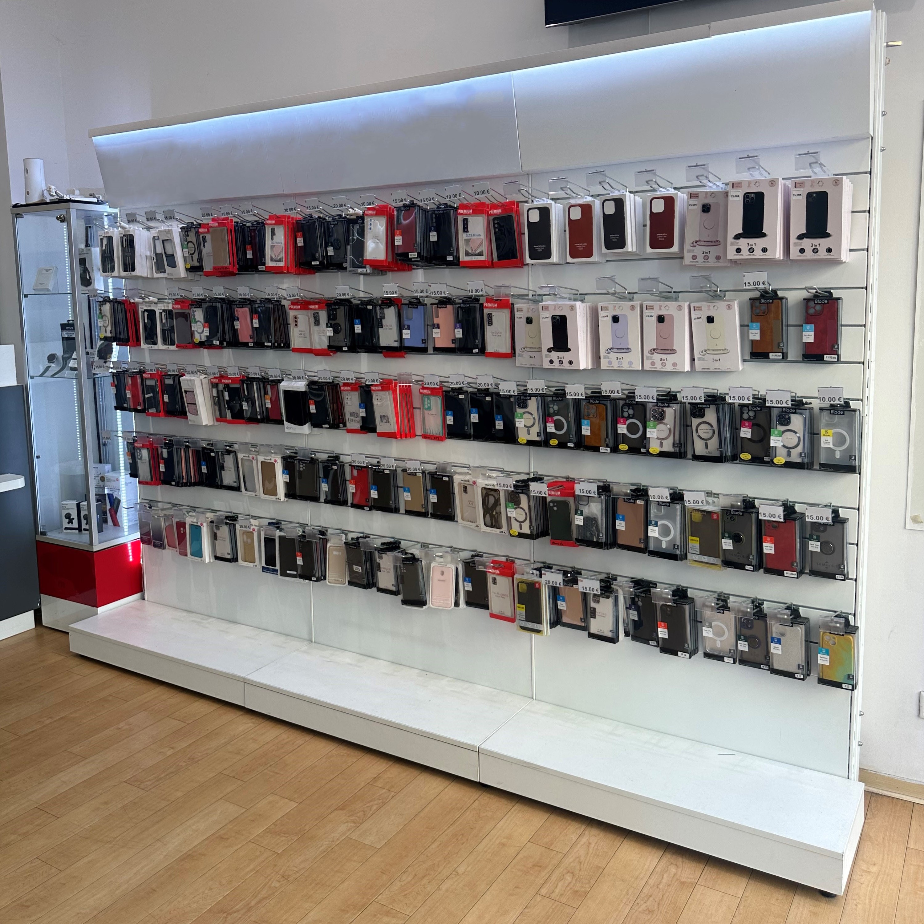 Zubehör-Regal mit Kopfhörern und Gerätekabeln